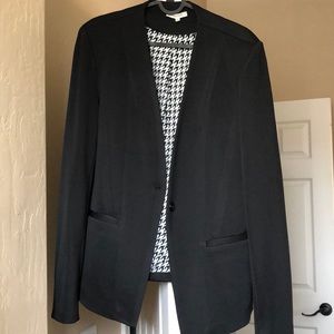 Women’s collarless blazer